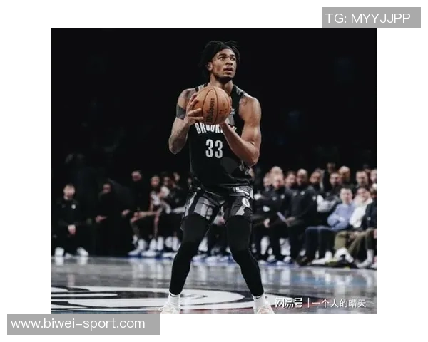 克拉克斯顿内线表现抢眼15分钟内高效拿下11分并抢8篮板